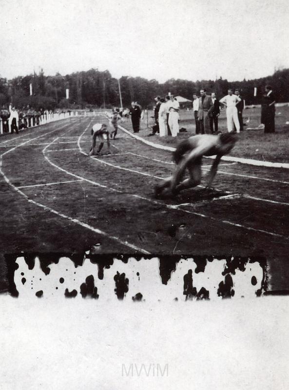 KKE 3454.jpg - Stadion leśny start na 400m. Jan Rutkowski, Olsztyn, 1947 r.